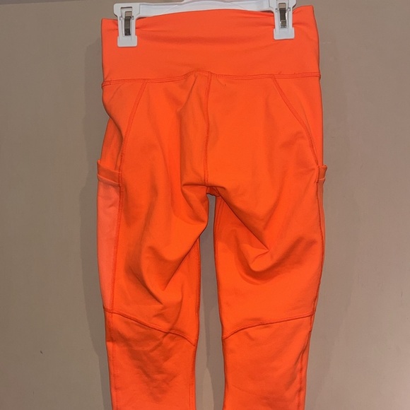 Fabletics Powerhold bright neon orange leggings size XS with mesh side pockets - Picture 5 of 10